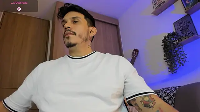 Snapshot of alejandro_stark chatting on June 20, 2026, 10:56 pm alejandro stark online show from June 20, 2026, 10:56 pm