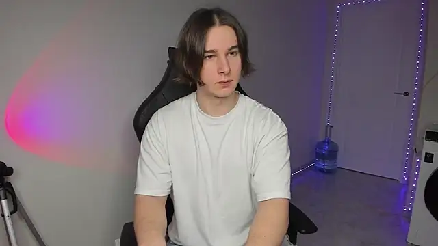 Snapshot of Vincent_Strong chatting on December 24, 2024, 8:00 am Vincent Strong online show from December 24, 2024, 8:00 am