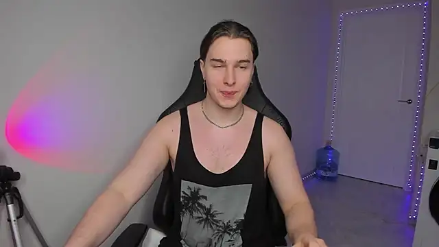 Snapshot of Vincent_Strong chatting on January 22, 2025, 10:29 am Vincent Strong online show from January 22, 2025, 10:29 am