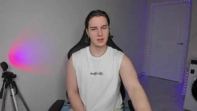 Snapshot of Vincent_Strong chatting on February 3, 2025, 2:02 pm Vincent Strong online show from February 3, 2025, 2:02 pm