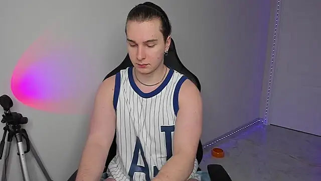 Snapshot of Vincent_Strong chatting on February 8, 2025, 2:49 pm Vincent Strong online show from February 8, 2025, 2:49 pm