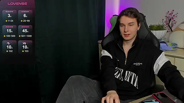 Snapshot of Vincent_Strong chatting on September 29, 2025, 12:54 pm Vincent Strong online show from September 29, 2025, 12:54 pm