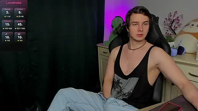 Snapshot of Vincent_Strong chatting on October 25, 2025, 8:33 am Vincent Strong online show from October 25, 2025, 8:33 am