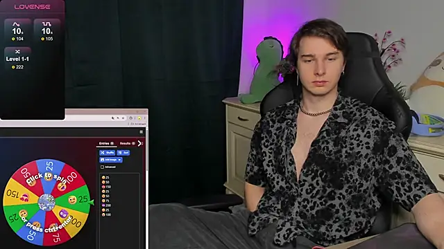 Snapshot of Vincent_Strong chatting on November 9, 2025, 8:23 am Vincent Strong online show from November 9, 2025, 8:23 am