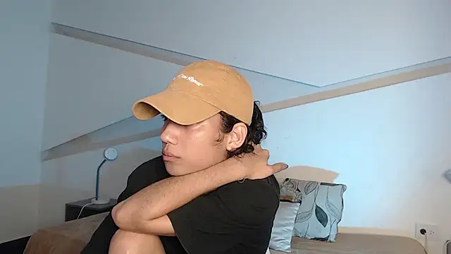 hot little bunny online show from October 5, 2025, 9:02 pm