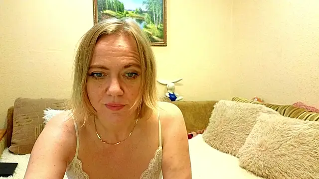 YourQueenX online show from June 9, 2026, 4:35 am