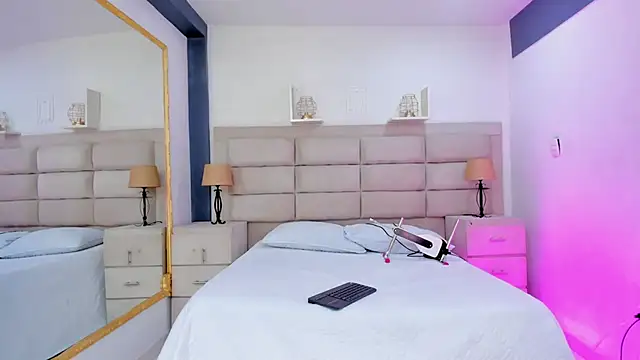 CinthiaCollins online show from November 25, 2025, 8:31 pm