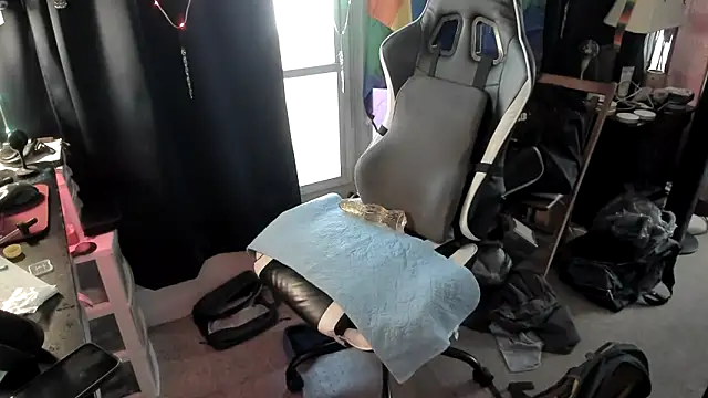 Snapshot of Daddysthick chatting on October 19, 2025, 2:29 pm Daddysthick online show from October 19, 2025, 2:29 pm