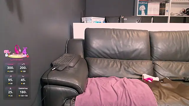 Lili-Bertine online show from October 7, 2025, 8:50 pm