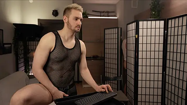 Snapshot of enjoy_me chatting on March 5, 2025, 3:40 pm enjoy me online show from March 5, 2025, 3:40 pm