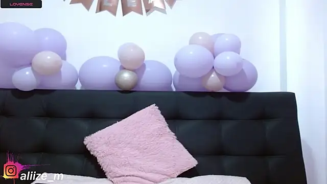 Snapshot of aliicee_m chatting on November 7, 2025, 6:52 pm aliicee m online show from November 7, 2025, 6:52 pm