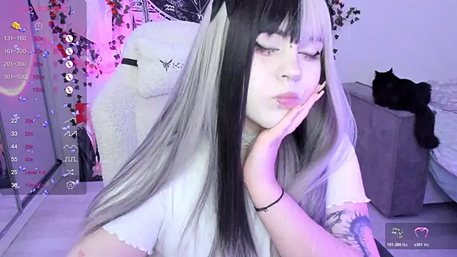 SelenaCute online show from November 19, 2025, 12:05 pm