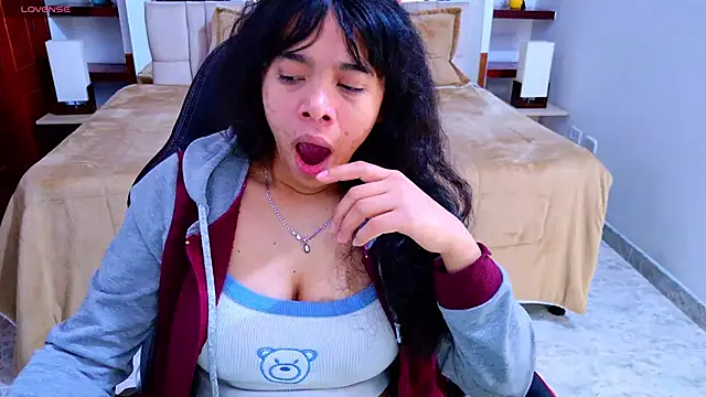 laureentt  online show from October 15, 2025, 3:28 am