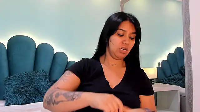 sharlott18 online show from November 15, 2025, 2:35 pm