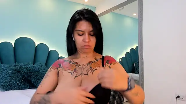 sharlott18 online show from February 16, 2026, 1:51 pm