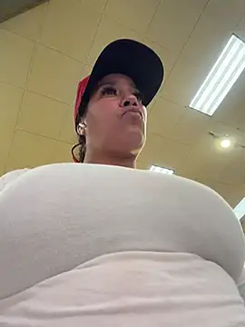 Snapshot of Bigbuttbrooklynn chatting on April 1, 2026, 1:52 pm Bigbuttbrooklynn online show from April 1, 2026, 1:52 pm