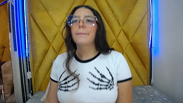 Paola Lyon  online show from February 7, 2025, 11:56 am