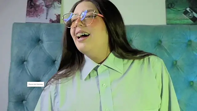 Paola Lyon  online show from September 26, 2025, 6:45 pm