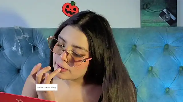 Paola Lyon  online show from October 9, 2025, 6:39 pm