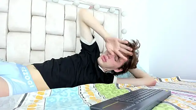 daniel hot03 online show from November 29, 2025, 1:47 pm