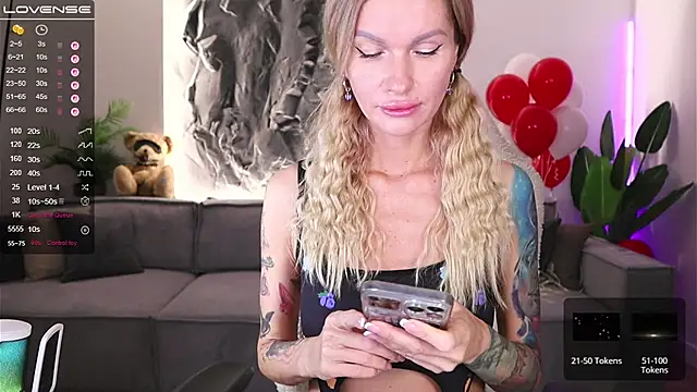 Snapshot of Break-me-Shake-me chatting on October 7, 2025, 10:51 pm Break-me-Shake-me online show from October 7, 2025, 10:51 pm