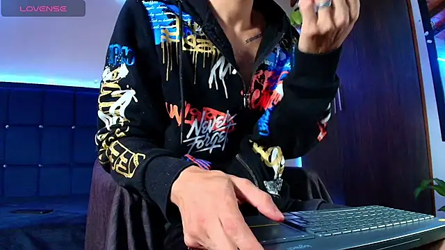 kuzzcoo online show from September 29, 2025, 1:05 pm