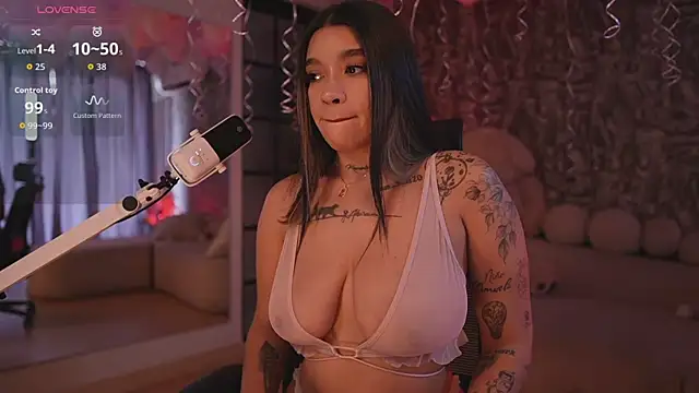 HannahW  online show from October 9, 2025, 8:29 pm