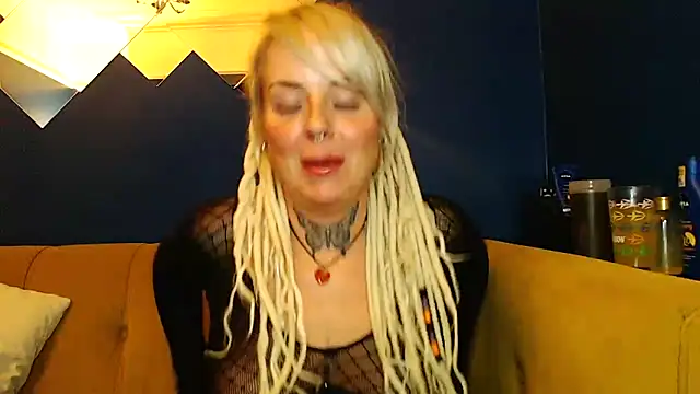 pixiedreadx online show from October 21, 2025, 9:37 pm