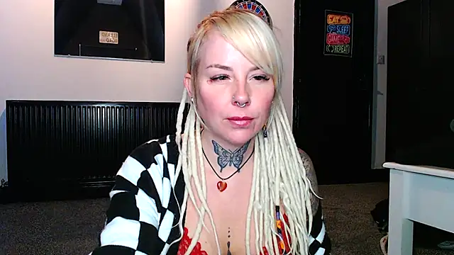 pixiedreadx online show from November 22, 2025, 1:43 pm