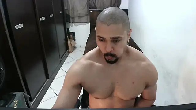 Snapshot of Brian_Aries chatting on October 23, 2025, 4:56 am Brian Aries online show from October 23, 2025, 4:56 am