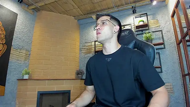 alexgiraldo  online show from February 19, 2025, 11:17 am