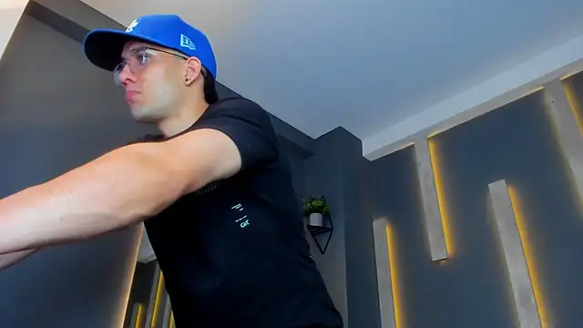 alexgiraldo  online show from March 3, 2025, 11:22 am