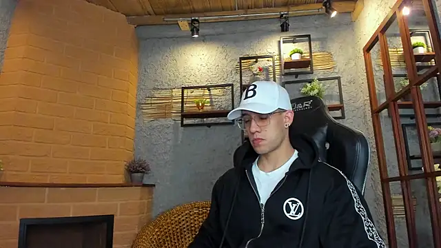 alexgiraldo  online show from March 8, 2025, 11:16 am