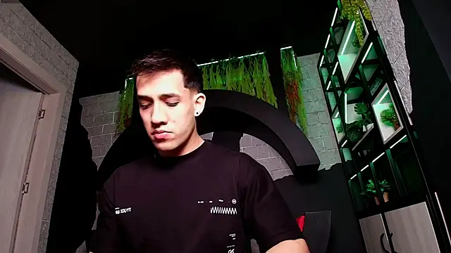 alexgiraldo  online show from March 17, 2025, 11:21 am