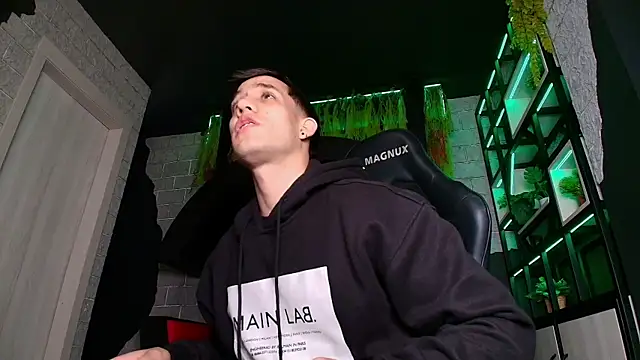 alexgiraldo  online show from March 17, 2025, 2:56 pm