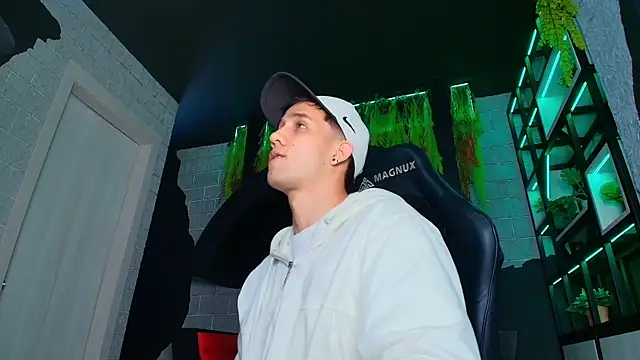 alexgiraldo  online show from March 18, 2025, 2:37 pm