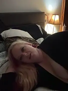 Cumslutsnowbunnie69 online show from October 14, 2025, 4:02 am