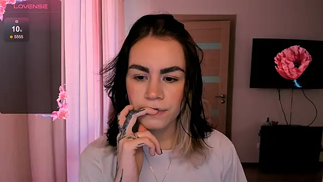 Snapshot of _selectrra chatting on December 4, 2024, 11:19 am selectrra online show from December 4, 2024, 11:19 am