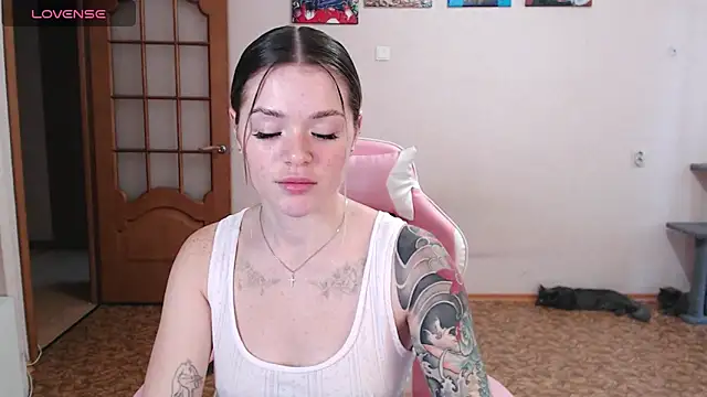 miaacatt online show from November 23, 2025, 5:40 am