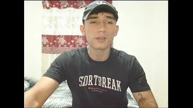 Snapshot of ChicoMaloFfF chatting on February 5, 2026, 1:32 am ChicoMaloFfF online show from February 5, 2026, 1:32 am