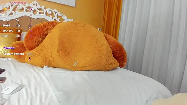 Snapshot of GoldenCaroline chatting on October 17, 2025, 4:42 pm GoldenCaroline online show from October 17, 2025, 4:42 pm