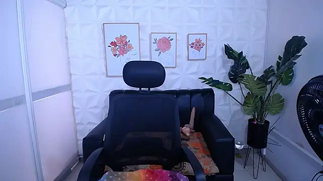Valentinaa mature online show from March 9, 2026, 7:29 pm