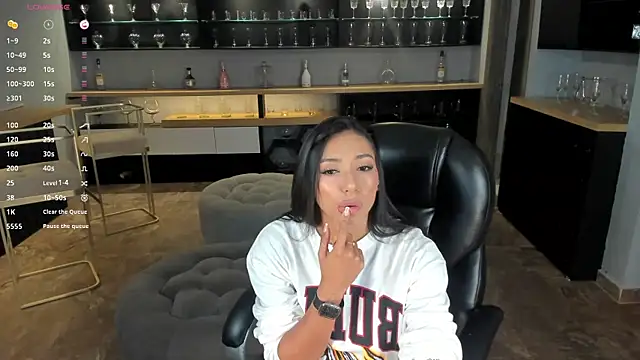 LizzHamilton   online show from January 19, 2025, 9:23 pm