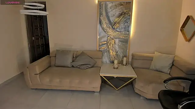 LizzHamilton   online show from February 4, 2025, 11:06 pm