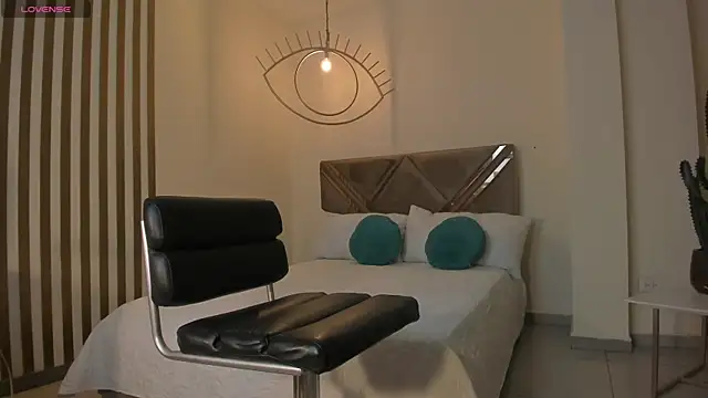 LizzHamilton   online show from October 18, 2025, 10:32 pm