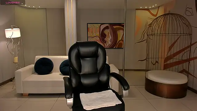 LizzHamilton   online show from November 26, 2025, 8:43 pm