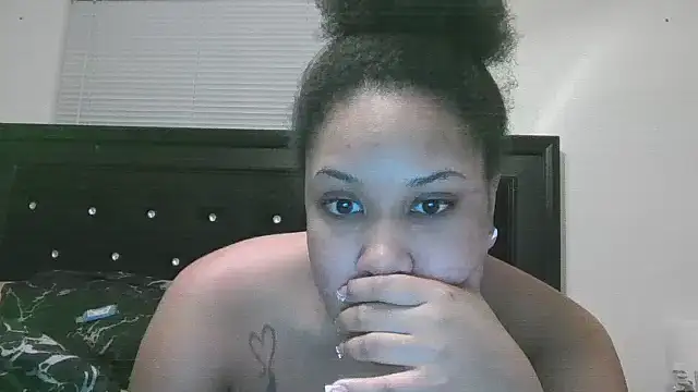 Snapshot of creamdreammmm chatting on March 22, 2025, 3:52 am creamdreammmm online show from March 22, 2025, 3:52 am