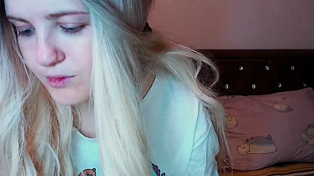 Sara4uu online show from October 3, 2025, 10:29 pm