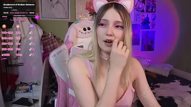 Evie Ro online show from February 18, 2025, 4:15 am