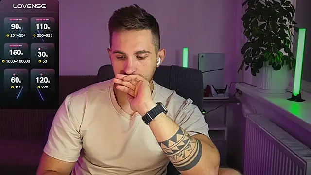 Snapshot of Sweeet__boy chatting on October 7, 2025, 8:33 am Sweeet boy online show from October 7, 2025, 8:33 am